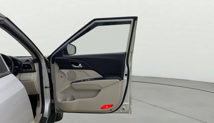 2020 Mahindra XUV300 W8 (O) 1.2 PETROL, Petrol, Manual, 40,915 km, RHS Front Door