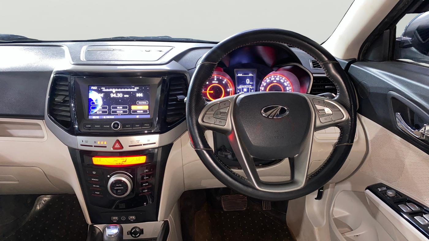 2021 Mahindra XUV300 W8 (O) 1.5 DIESEL AMT DUAL TONE, Diesel, Automatic, 43,432 km, Steering Wheel Close Up