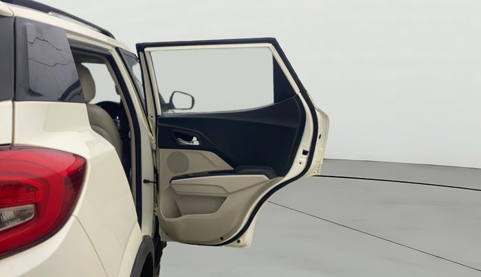 2019 Mahindra XUV300 W8 (O) 1.5 DIESEL AMT, Diesel, Automatic, 1,23,093 km, RHS Rear Door