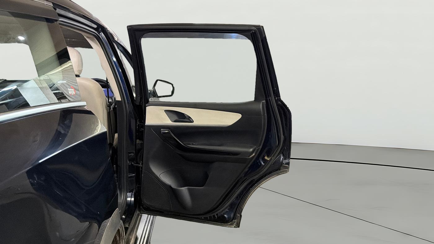 2022 Mahindra XUV700 AX 5 P AT 5 STR, Petrol, Automatic, 53,521 km, RHS Rear Door