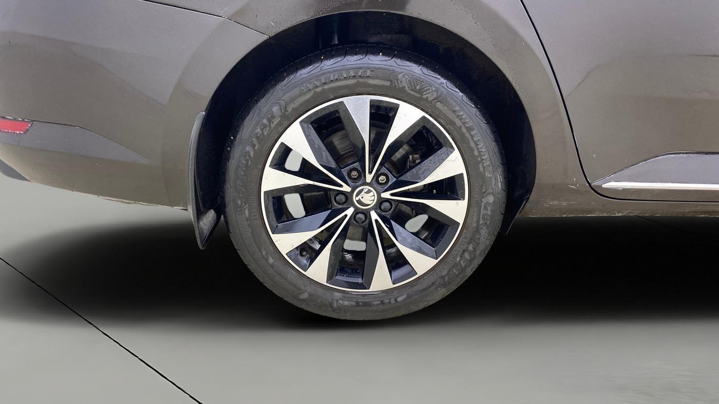 2020 Skoda Superb L&K 2.0 TSI AT, Petrol, Automatic, 86,208 km, Right Rear Wheel