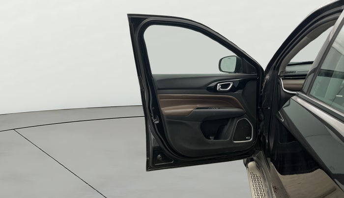 2023 Jeep MERIDIAN LIMITED (O) 4X2 MT, Diesel, Manual, 28,702 km, LHS Front Door