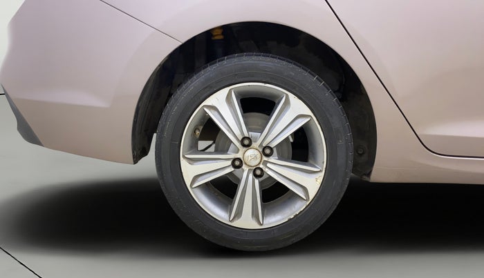 2017 Hyundai Verna 1.6 SX (O) CRDI MT, Diesel, Manual, 1,22,280 km, Right Rear Wheel