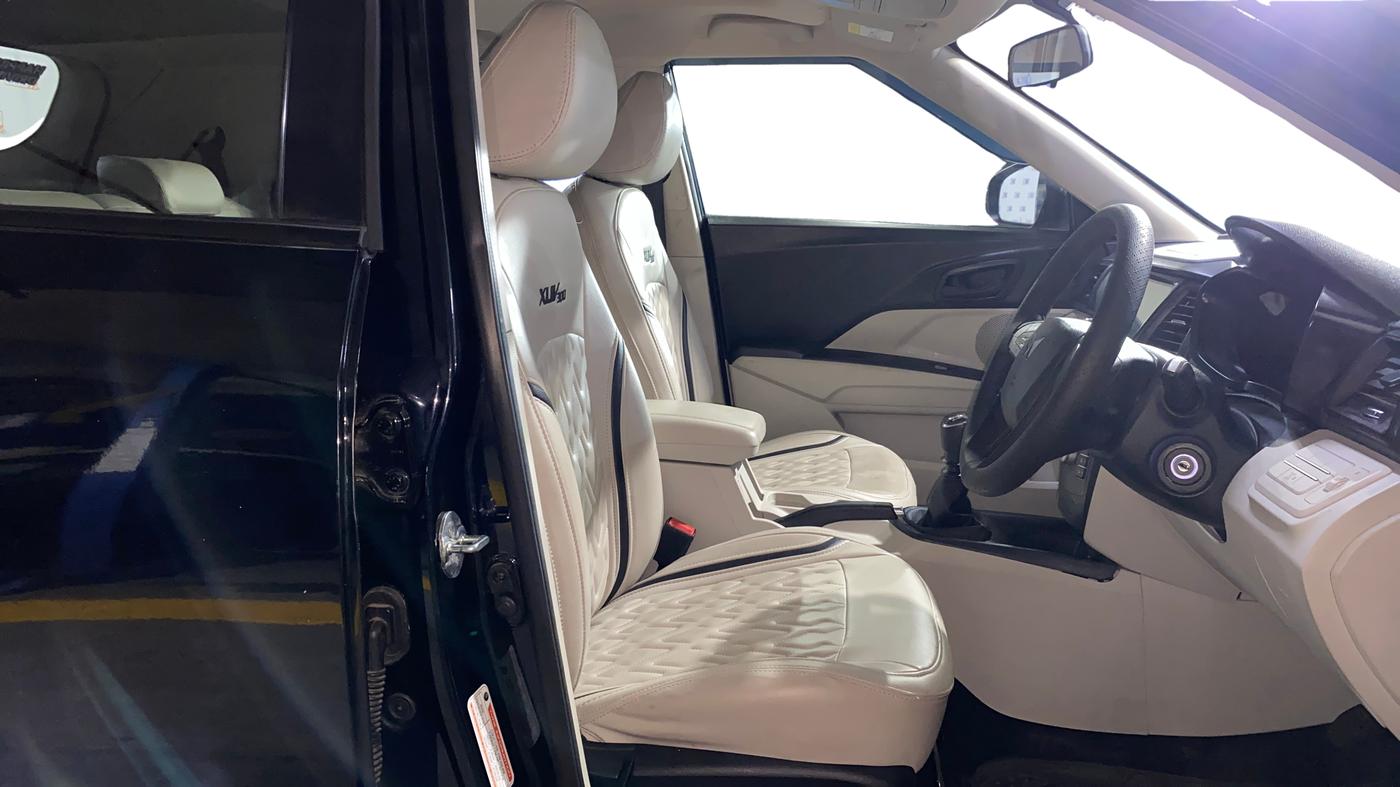 2023 Mahindra XUV300 W6 1.2 PETROL, Petrol, Manual, 8,518 km, Right Side Front Door Cabin