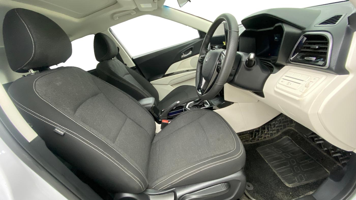 2024 Mahindra XUV 3XO AX5 1.2 L TCMPFI AT, Petrol, Automatic, 16,424 km, Right Side Front Door Cabin