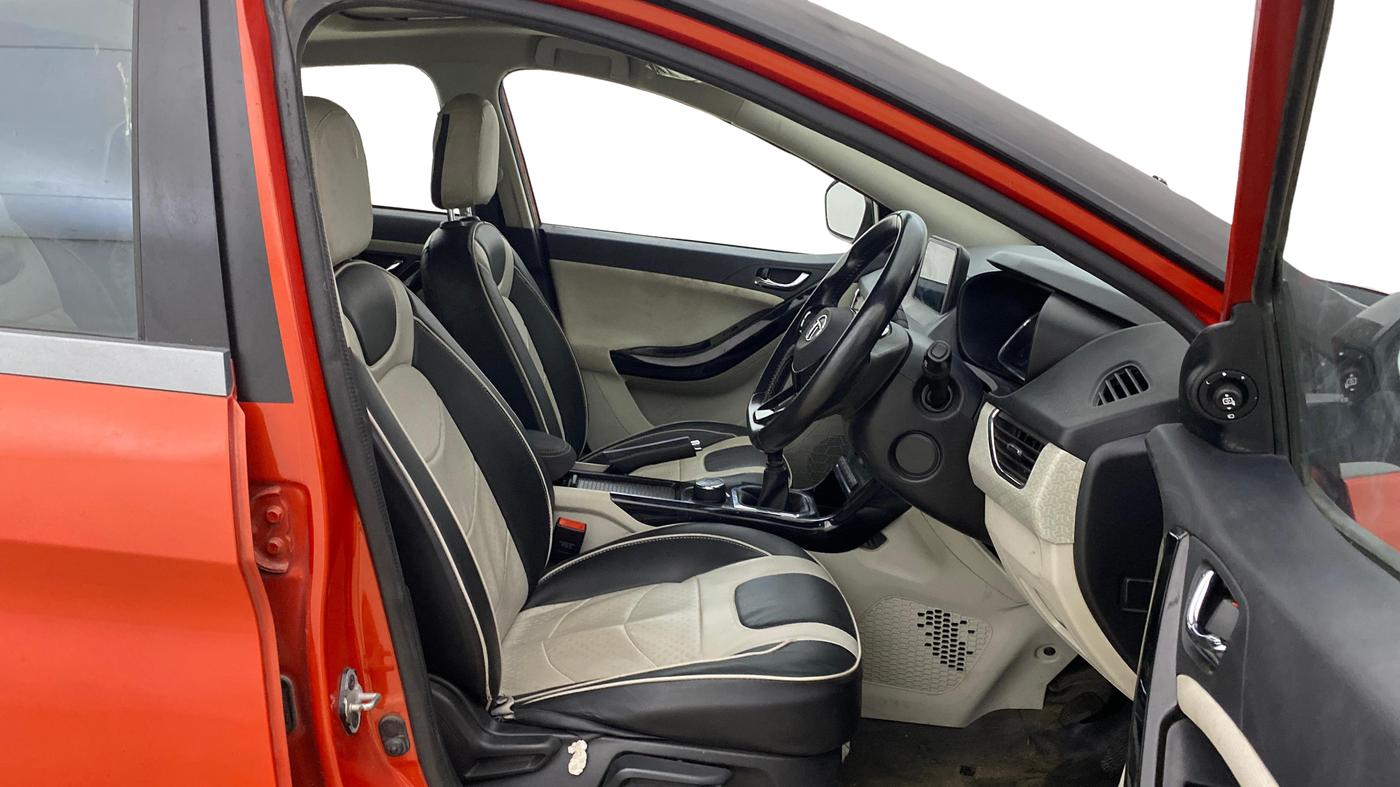 2022 Tata NEXON XZ PLUS SUNROOF PETROL DUAL TONE, Petrol, Manual, 70,753 km, Right Side Front Door Cabin