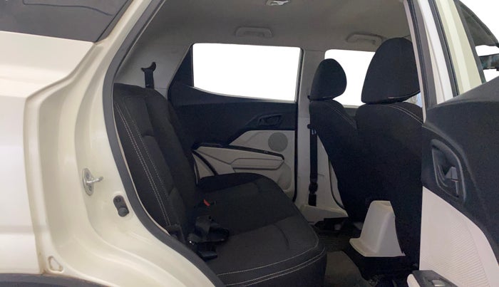 2021 Mahindra XUV300 W4 1.2 PETROL, Petrol, Manual, 29,450 km, Right Side Rear Door Cabin