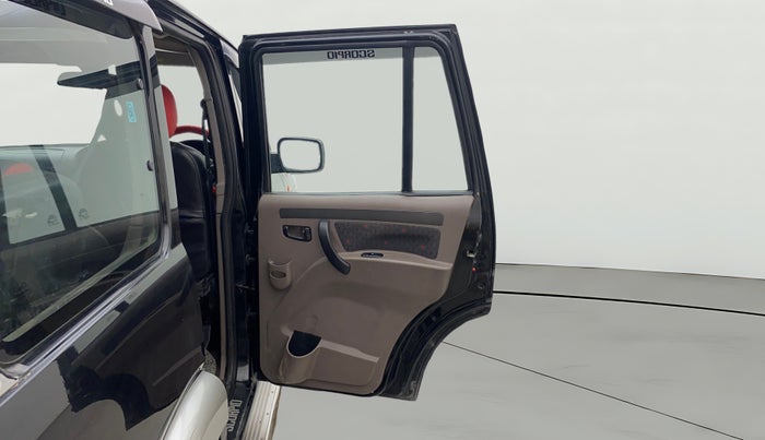 2013 Mahindra Scorpio VLX 2WD AIRBAG, Diesel, Manual, 1,44,881 km, RHS Rear Door