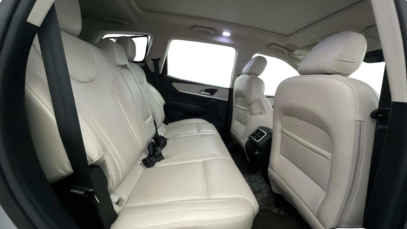 2022 Mahindra XUV700 AX 7 LUXURY P AT 7 STR, Petrol, Automatic, 42,360 km, Right Side Rear Door Cabin