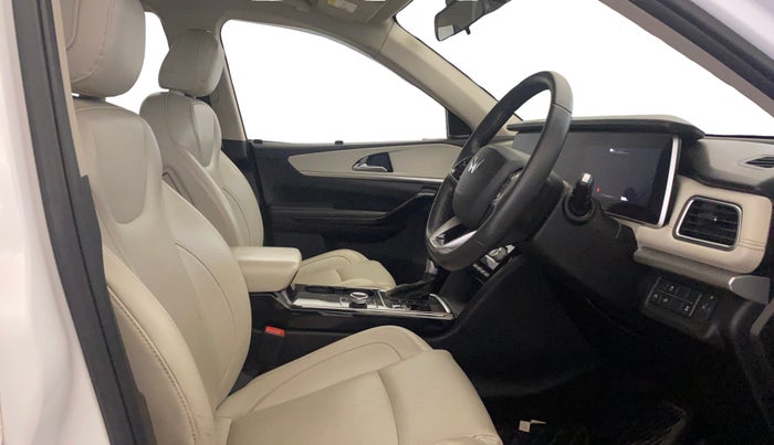 2023 Mahindra XUV700 AX 7 LUXURY D AWD AT 7 STR, Diesel, Automatic, 76,365 km, Right Side Front Door Cabin