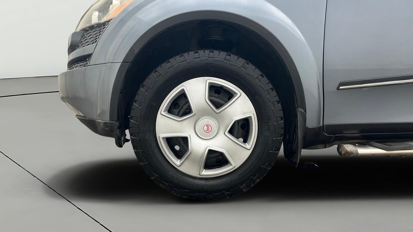 2014 Mahindra XUV500 W6, Diesel, Manual, 69,635 km, Left Front Wheel