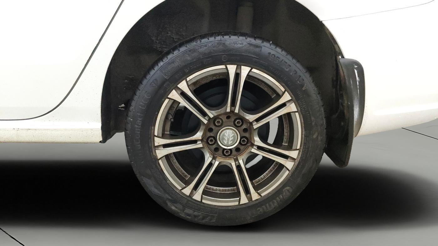 2015 Volkswagen Vento HIGHLINE PETROL AT, Petrol, Automatic, 60,126 km, Left Rear Wheel