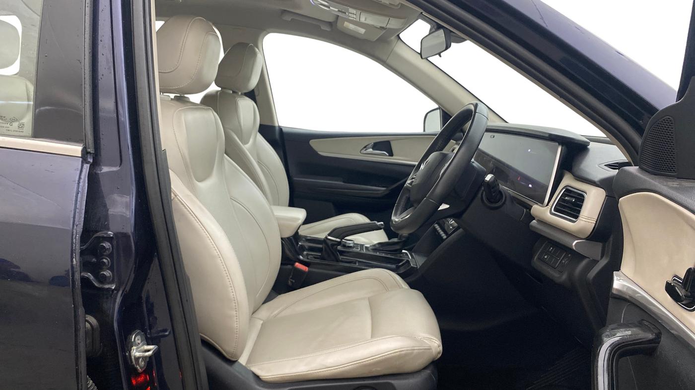2022 Mahindra XUV700 AX 7 P AT 7 STR, Petrol, Automatic, 62,111 km, Right Side Front Door Cabin