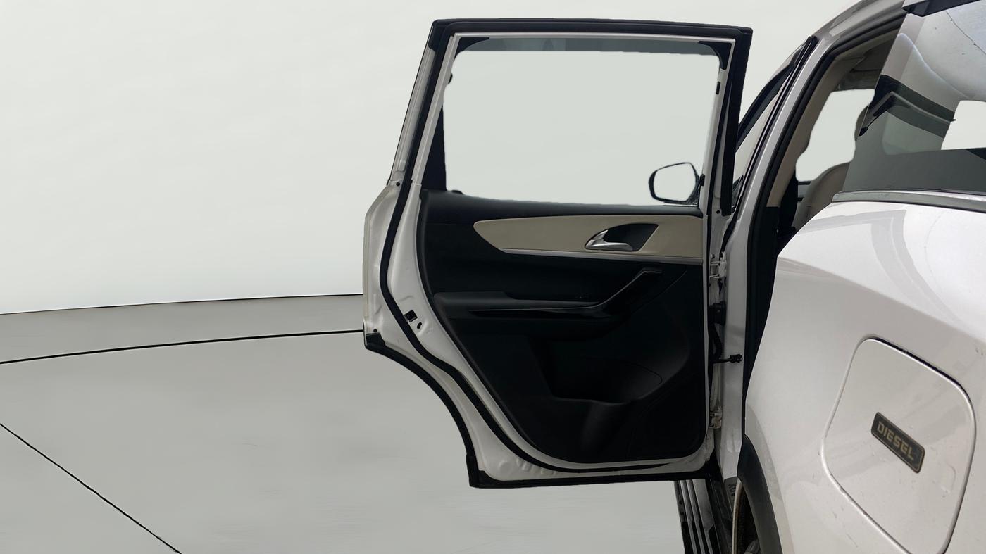 2023 Mahindra XUV700 AX 7 D MT 7 STR, Diesel, Manual, 47,113 km, LHS Rear Door