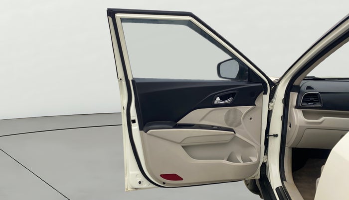 2022 Mahindra XUV300 W8 (O) 1.2 PETROL AMT, Petrol, Automatic, 30,355 km, LHS Front Door