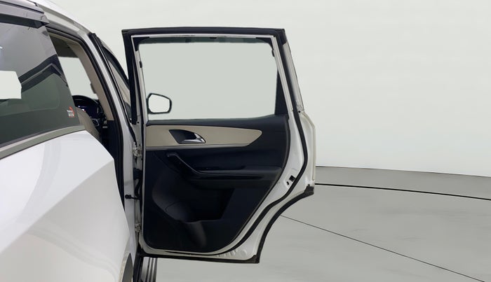 2021 Mahindra XUV700 AX 7 LUXURY D AT 7 STR, Diesel, Automatic, 1,00,162 km, RHS Rear Door