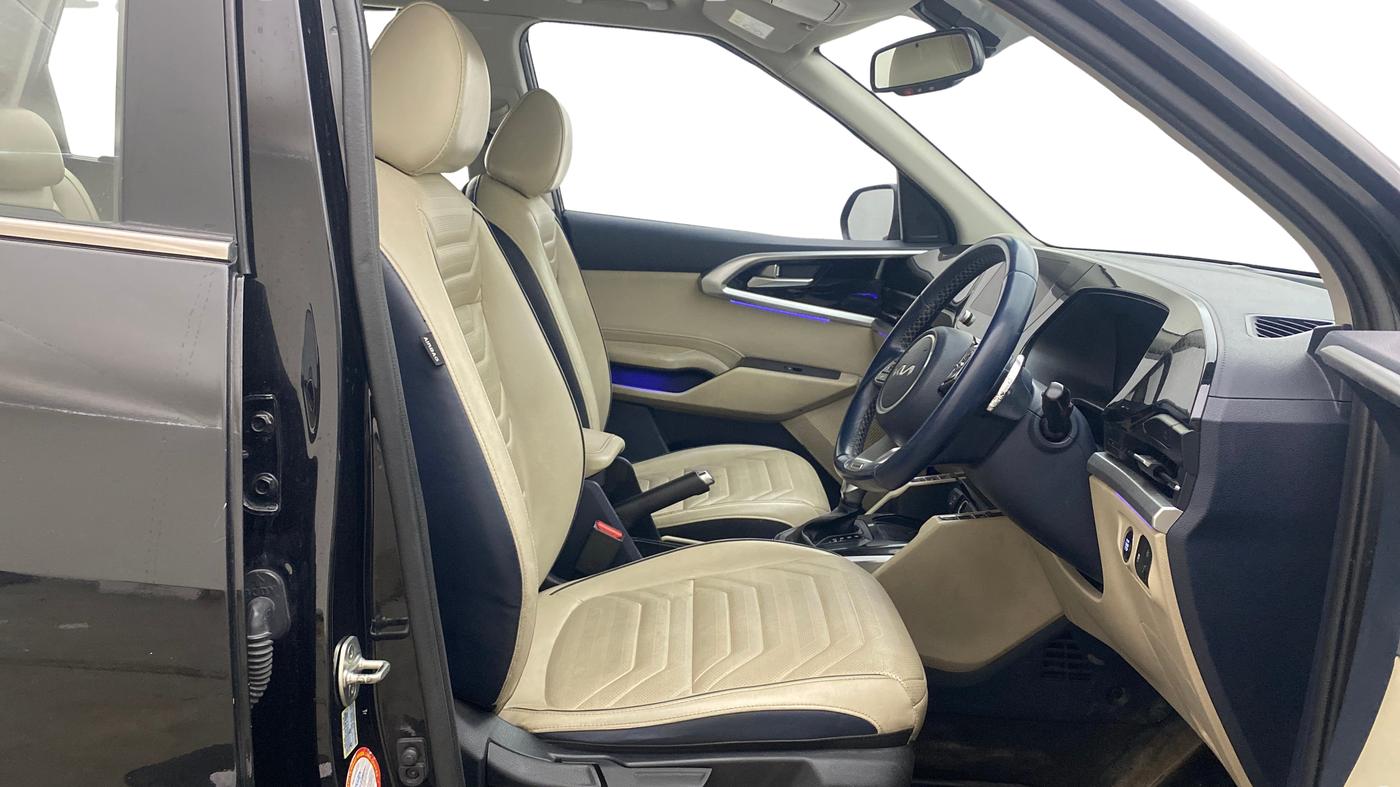 2022 KIA CARENS LUXURY PLUS 1.5 DIESEL AT 7 STR, Diesel, Automatic, 1,04,223 km, Right Side Front Door Cabin