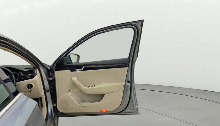 2016 Skoda Superb L&K 1.8 TSI AT, Petrol, Automatic, 51,905 km, RHS Front Door