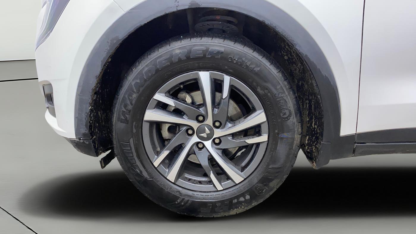2023 Mahindra XUV700 AX 5 P MT 5 STR, Petrol, Manual, 26,910 km, Left Front Wheel