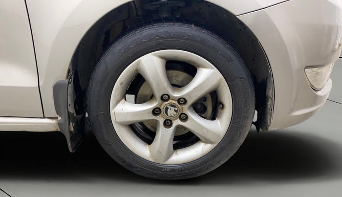 2013 Skoda Rapid AMBITION 1.6 TDI CR MT PLUS, Diesel, Manual, 1,04,812 km, Right Front Wheel