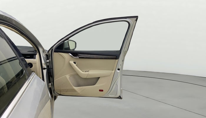 2016 Skoda Octavia 2.0 TDI CR STYLE PLUS AT, Diesel, Automatic, 60,469 km, RHS Front Door