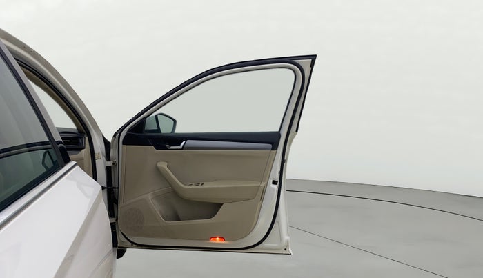 2018 Skoda Superb STYLE 1.8 TSI AT, Petrol, Automatic, 65,647 km, RHS Front Door