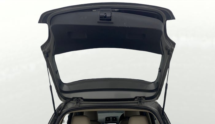 2013 Volkswagen Polo COMFORTLINE 1.2L, Diesel, Manual, 1,22,329 km, Boot Door Open