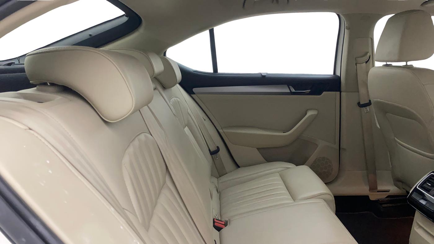 2018 Skoda Superb STYLE 1.8 TSI AT, Petrol, Automatic, 79,172 km, Right Side Rear Door Cabin