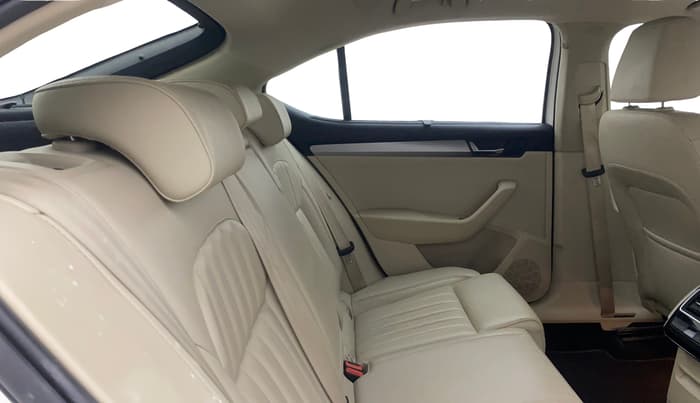 2018 Skoda Superb STYLE 1.8 TSI AT, Petrol, Automatic, 79,172 km, Right Side Rear Door Cabin