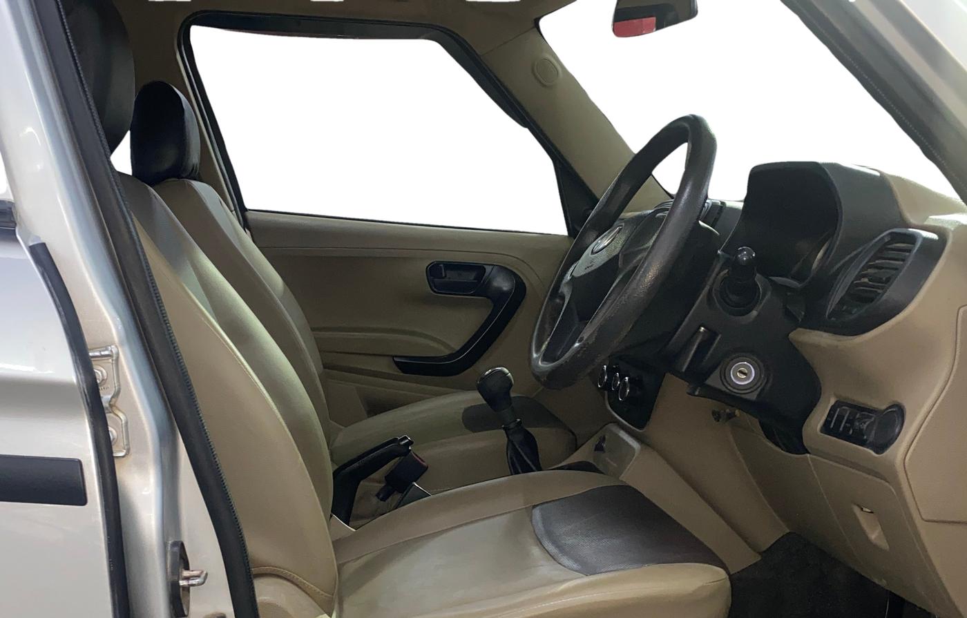 2022 Mahindra BOLERO NEO N 4, Diesel, Manual, 1,02,941 km, Right Side Front Door Cabin