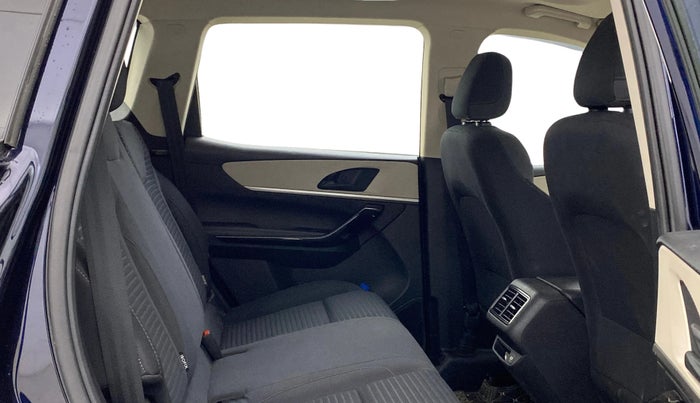 2022 Mahindra XUV700 AX 5 P AT 5 STR, Petrol, Automatic, 32,275 km, Right Side Rear Door Cabin