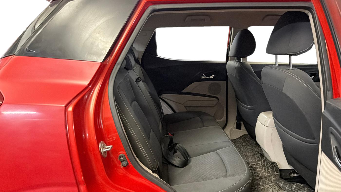2019 Mahindra XUV300 W8 1.2 PETROL, Petrol, Manual, 1,06,801 km, Right Side Rear Door Cabin
