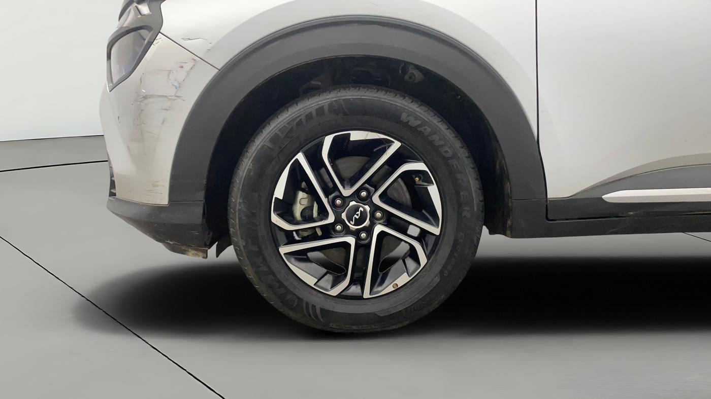 2022 KIA CARENS LUXURY PLUS 1.4 PETROL 7 STR, Petrol, Manual, 29,070 km, Left Front Wheel