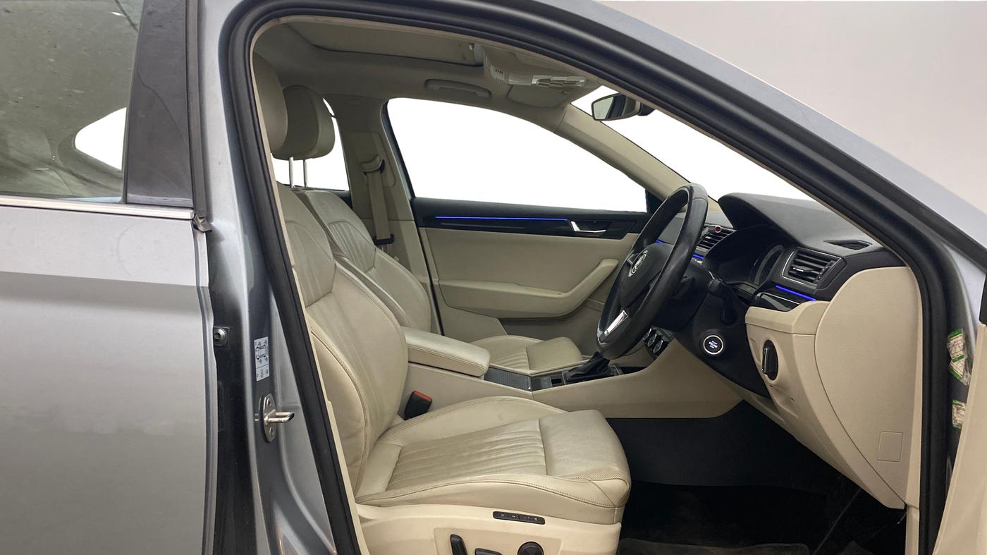 2016 Skoda Superb L&K 1.8 TSI AT, Petrol, Automatic, 1,05,887 km, Right Side Front Door Cabin