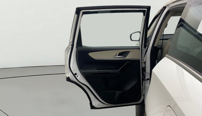 2022 Mahindra XUV700 AX 7 P AT 7 STR, Petrol, Automatic, 18,173 km, LHS Rear Door