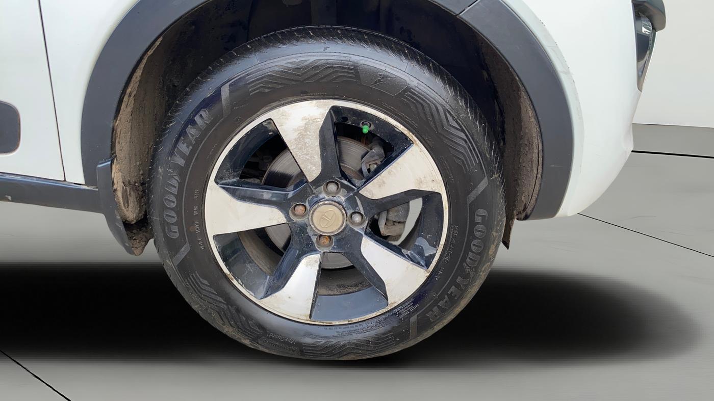 2018 Tata NEXON XZ PLUS PETROL DUAL TONE, Petrol, Manual, 86,988 km, Right Front Wheel