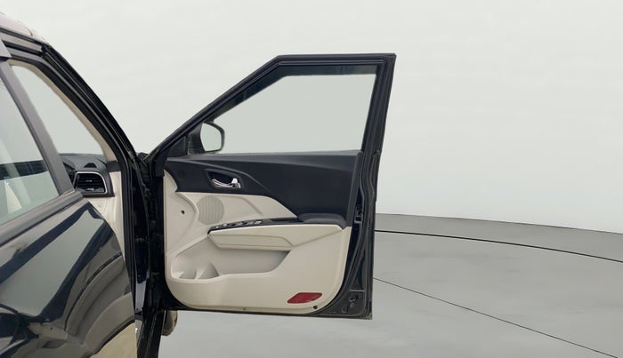 2023 Mahindra XUV300 W8 (O) 1.2 PETROL AMT, Petrol, Automatic, 23,516 km, RHS Front Door