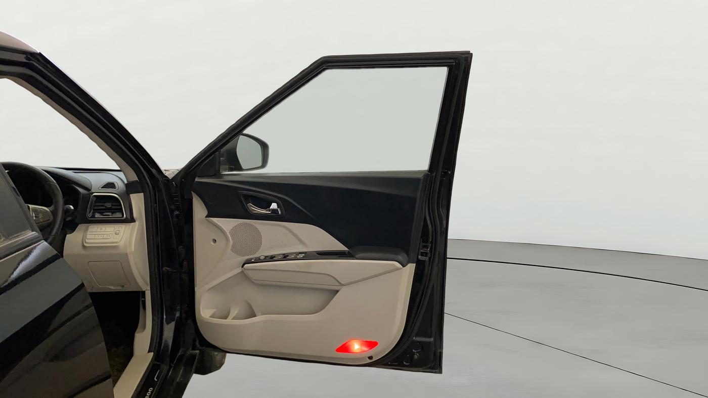 2020 Mahindra XUV300 W8 (O) 1.2 PETROL, Petrol, Manual, 44,973 km, RHS Front Door