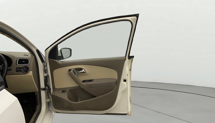 2014 Skoda Rapid AMBITION 1.6 MPI MT PLUS, Petrol, Manual, 1,04,953 km, RHS Front Door