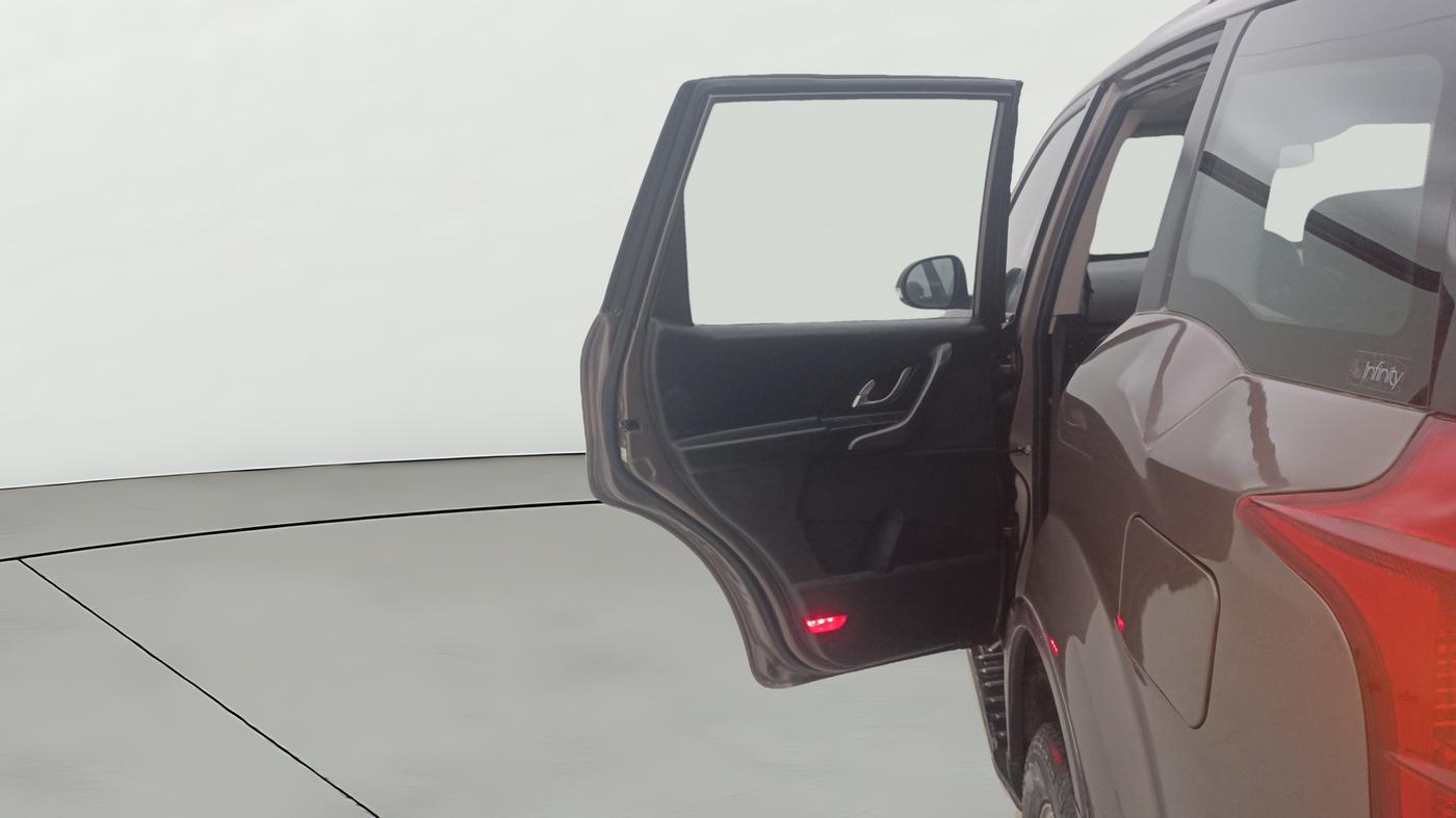2017 Mahindra XUV500 W10, Diesel, Manual, 82,167 km, LHS Rear Door
