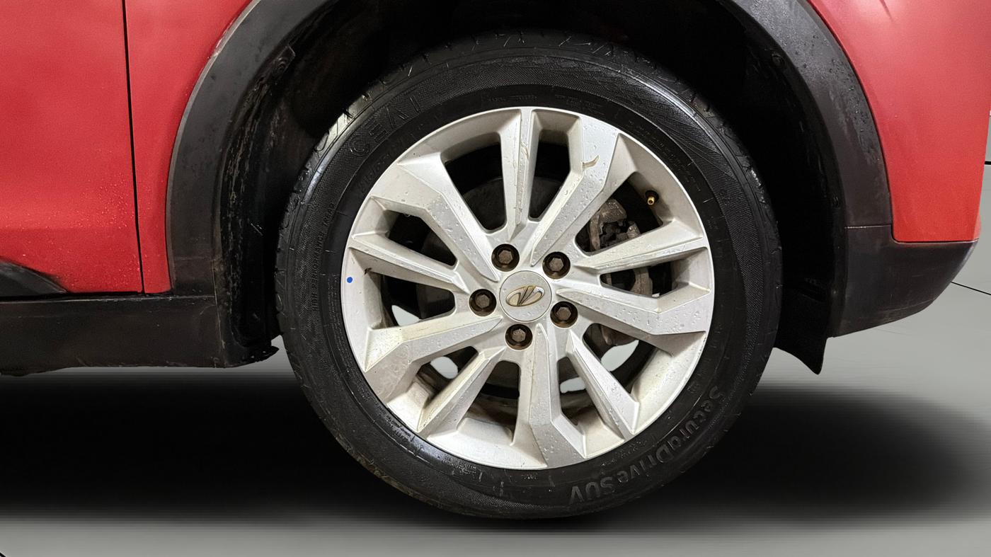 2019 Mahindra XUV300 W8 1.2 PETROL, Petrol, Manual, 1,06,801 km, Right Front Wheel