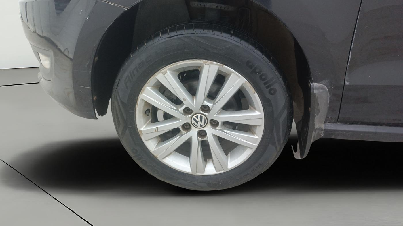 2012 Volkswagen Polo HIGHLINE1.2L, Petrol, Manual, 1,07,764 km, Left Front Wheel