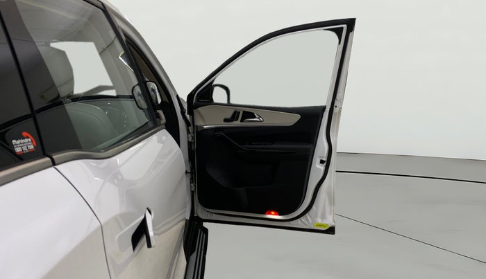 2024 Mahindra XUV700 AX 7 LUXURY P AT 7 STR, Petrol, Automatic, 24,946 km, RHS Front Door