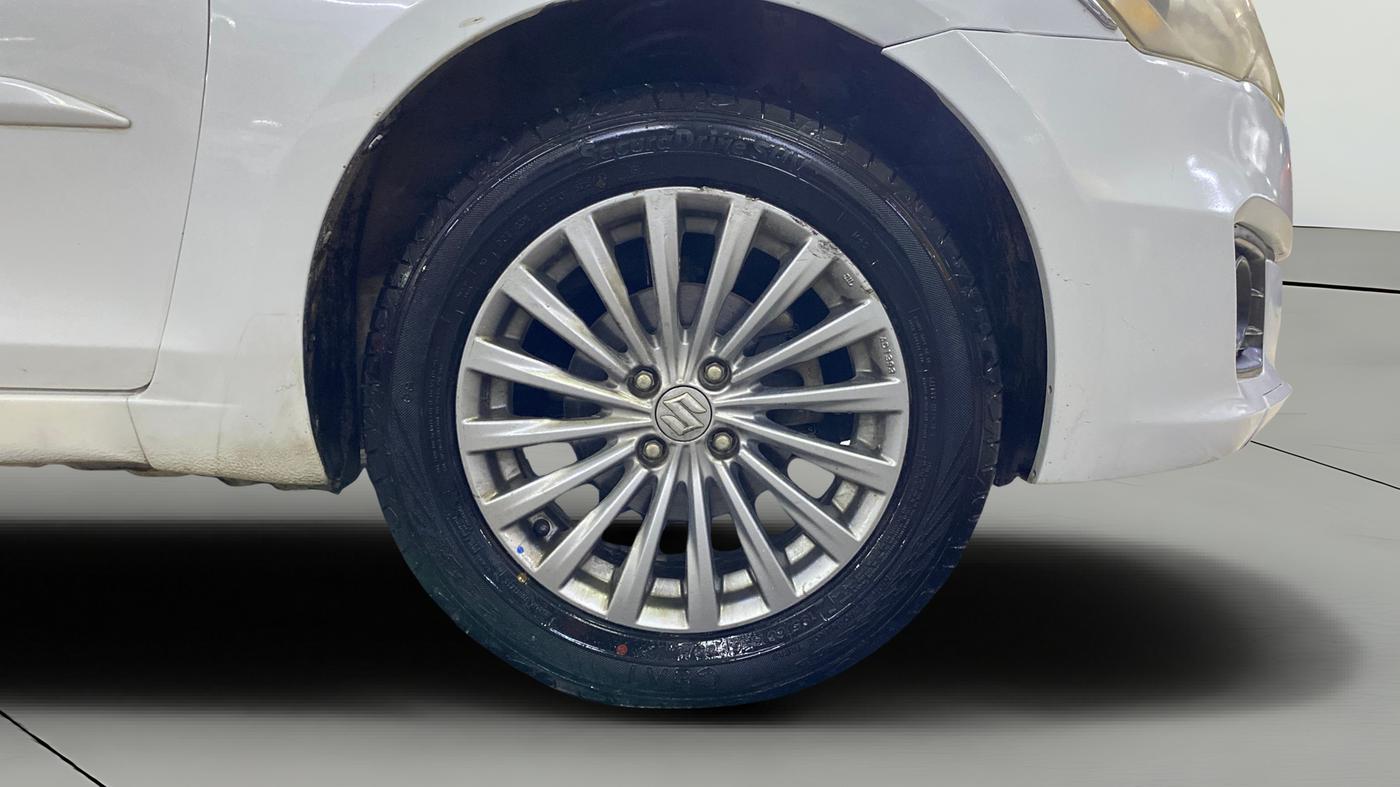 2015 Maruti Ciaz ZXI+, Petrol, Manual, 1,06,229 km, Right Front Wheel