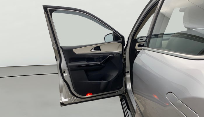 2023 Mahindra XUV700 AX 7 D AT 7 STR, Diesel, Automatic, 16,368 km, LHS Front Door