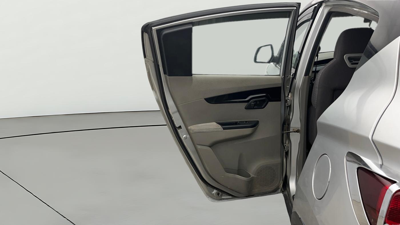 2016 Mahindra Kuv100 K6 D 6 STR, Diesel, Manual, 88,529 km, LHS Rear Door