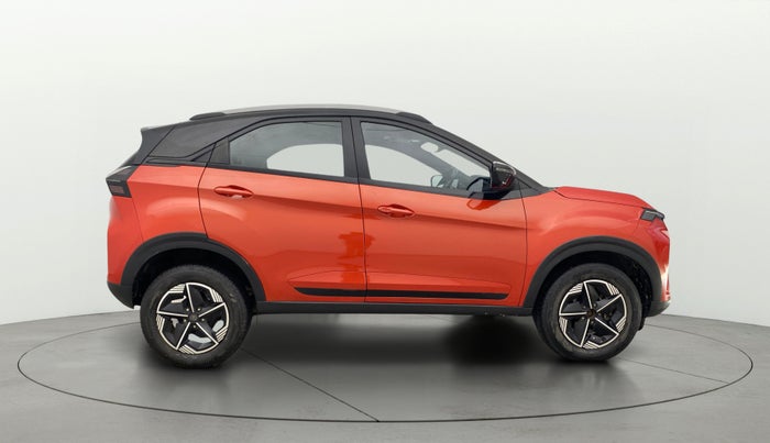 2023 Tata NEXON FEARLESS + SUNROOF AMT DUAL TONE 1.5 DIESEL, Diesel, Automatic, 15,482 km, Right Side View