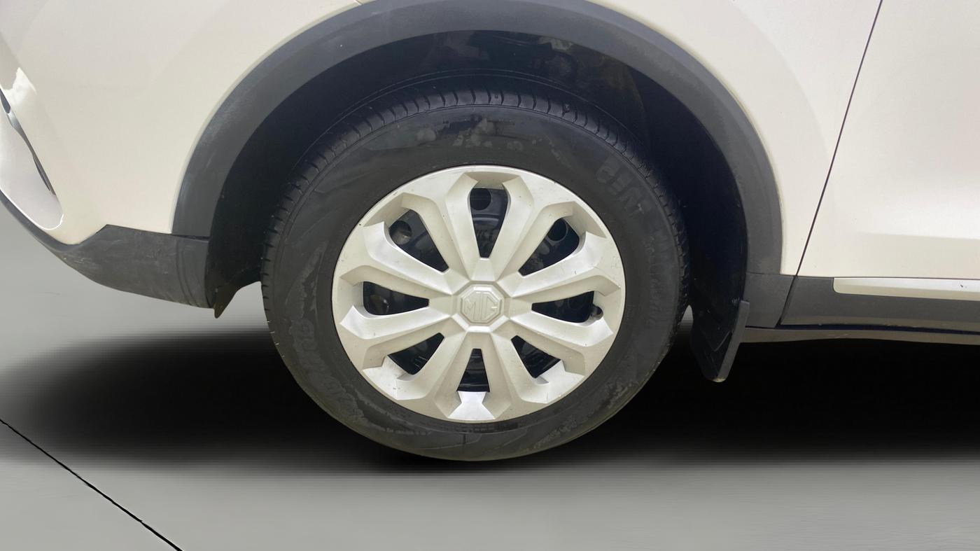 2024 MG ASTOR Sprint 1.5 MT (Ivory), Petrol, Manual, 23,670 km, Left Front Wheel