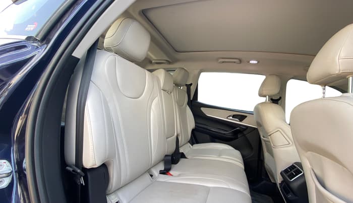 2021 Mahindra XUV700 AX 7 P AT 7 STR, Petrol, Automatic, 21,291 km, Right Side Rear Door Cabin