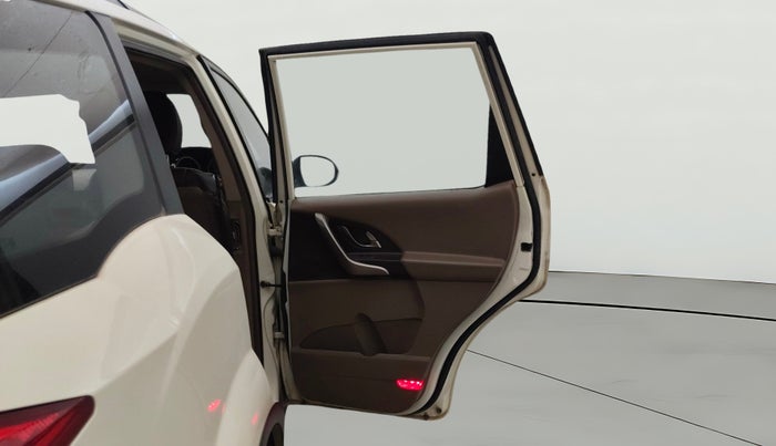 2015 Mahindra XUV500 W8, Diesel, Manual, 1,14,318 km, RHS Rear Door